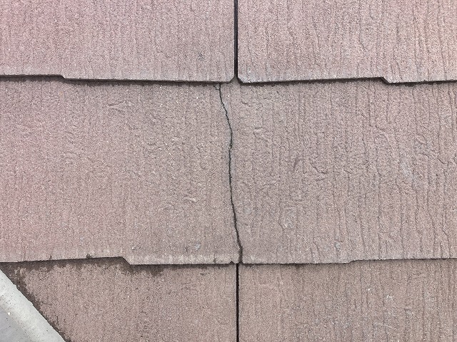 スレート板にひび割れ